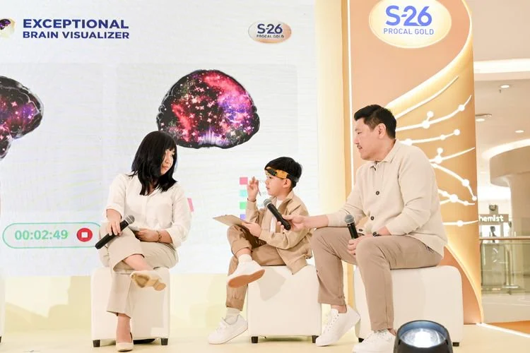 Ashton Alexander Fung, anak dengan IQ 145, saat memakai alat Brain Visualizer di acara edukatif imersif S-26 Exceptional Journey: Journey Inside the Brain di Senayan City Mall, Jakarta, Jumat (24/7/2026).