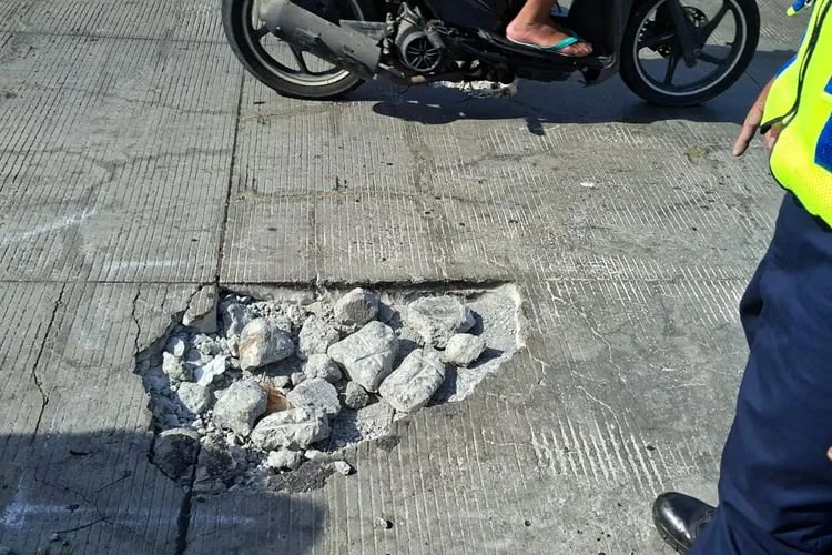 Jalanan berlubang di Flyover Pesing, Daan Mogot, Jakarta Barat yang diduga menyebabkan insiden pecah ban dan kebocoran sejumlah kendaraan, Jumat (9/1/2026)
