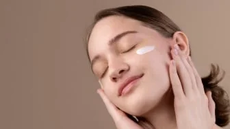 Sunscreen Tanpa White Cast Apa Saja? Ini 6 Rekomendasi Produk Lokal untuk Wajah Mulus