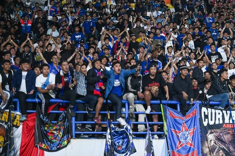 Aremania satu tribun dengan Bobotoh dalam laga pembuka Piala Presiden 2026 antara Persib vs Arema FC, Sabtu (25/7/2026) di Si Jalak Harupat, Soreang, Kabupaten Bandung. 
