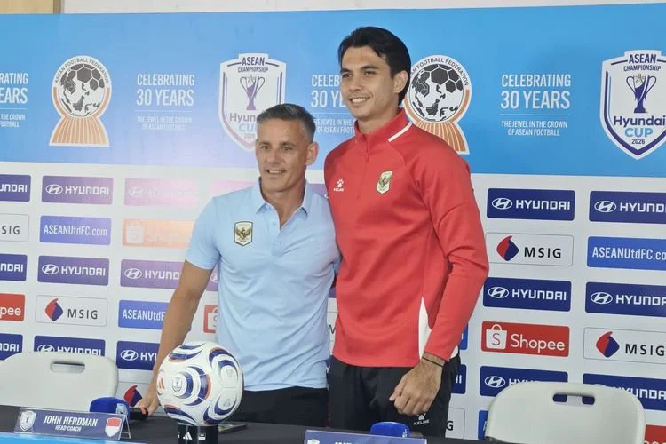 Pelatih Timnas Indonesia, John Herdman, dan Nadeo Argawinata