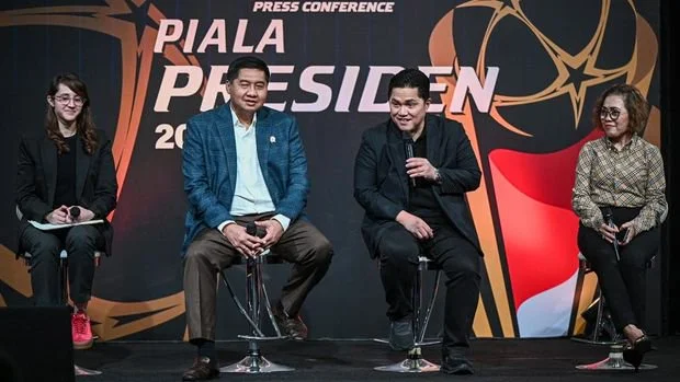 Ketua Umum PSSI Erick Thohir (kedua kanan), Ketua SC Piala Presiden 2026 Maruarar Sirait (kedua kiri), Ketua OC Piala Presiden 2026 Tsamara Amany (kiri) dan Direktur Emtek Media Harsiwi Acmad (kanan) memberikan keterangan pers jelang gelaran Piala Presiden 2026 di Jakarta, Senin (6/7/2026). Piala Presiden 2026 akan diikuti delapan peserta yang terdiri dari lima tim dalam negeri yakni Persija Jakarta, Persib Bandung, Arema FC, Persebaya Surabaya dan PSMS Medan serta tiga tim lainnya yakni Tampines Rovers asal Singapura, DPMM FC asal Brunei Darussalam dan Port FC asal Thailand yang berlangsung pada 25 Juli hingga 6 Agustus. ANTARA FOTO/Fauzan/nz