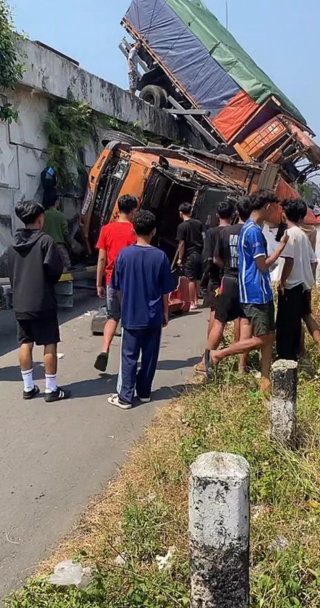 Kecelakaan di Flyover di Brebes: Satu Truk Nyangkut, Satunya Lagi Terjun Bebas