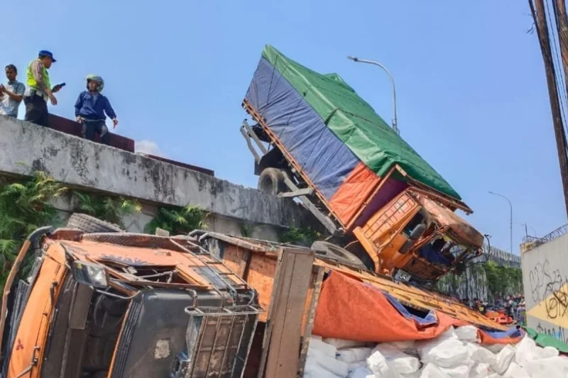 Truk Diduga Rem Blong Picu Kecelakaan Beruntun di Flyover Kretek Brebes, Delapan Orang Terluka