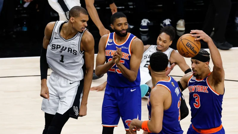Berkostum Paris Saint-Germain dan gaya khas Mbappe: bintang NBA pamer keterampilannya dalam laga sepak bola