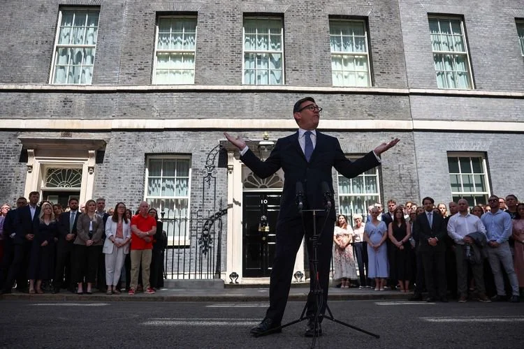 Perdana Menteri Inggris yang baru, Andy Burnham, saat memberikan pidato pertama setelah menjabat, di depan Downing Street, London, 20 Juli 2026.
