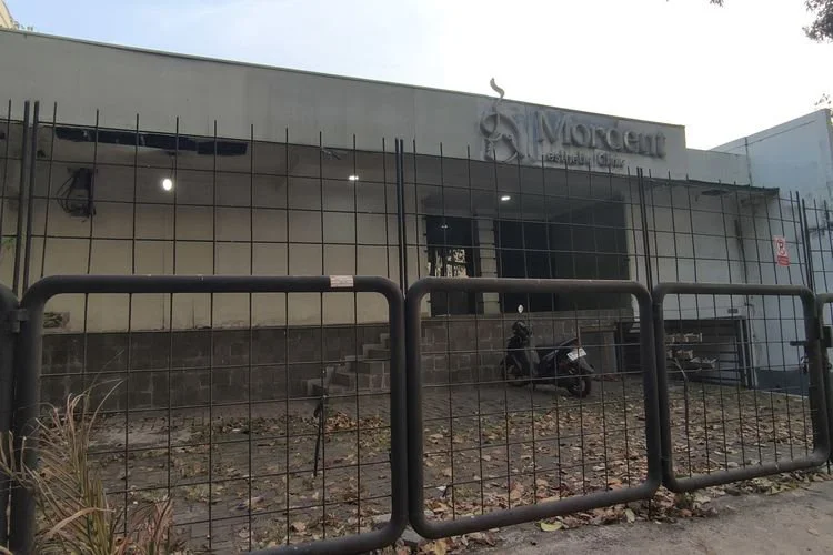 Klinik di Jaksel yang diduga menjadi lokasi Sutrimo tewas. Kondisinya tampak terbengkalai, Minggu (26/7/2026).