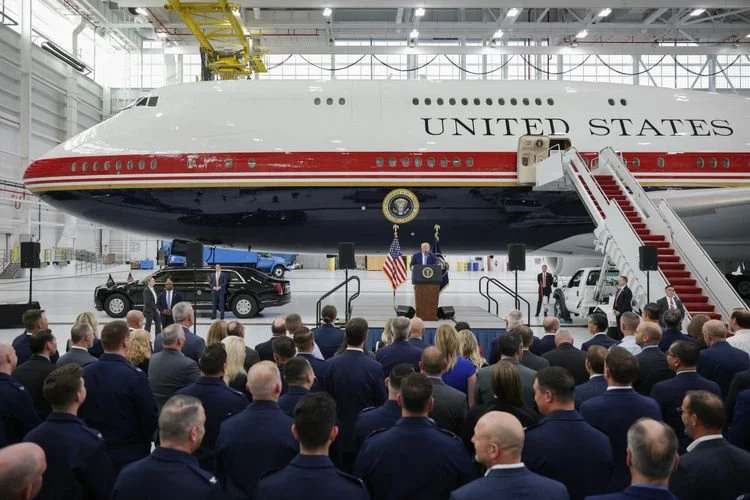 Presiden AS Donald Trump menyampaikan pidato setelah mengunjungi pesawat Air Force One terbaru dalam armada kepresidenan di Pangkalan Angkatan Udara Andrews, Jumat (19/6/2026) di Joint Base Andrews, Maryland. Keluarga kerajaan Qatar menghadiahkan Boeing 747-8 mewah berusia 13 tahun senilai $400 juta kepada Angkatan Udara AS untuk digunakan sebagai Air Force One yang baru.