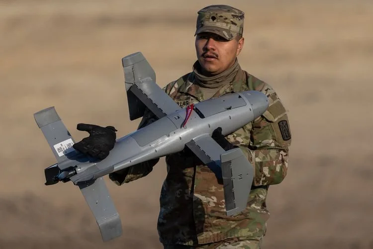 Tentara Amerika Serikat membawa drone pencegat drone yang dinamai Merops, saat pengujian di Nowa Deba, Polandia, 18 November 2025. AS mendatangkan drone ini untuk melawan serbuan drone Shahed dalam perang Iran.