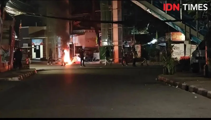Tengah Malam, Bentrok Jalan Tambak Menteng Kembali Memanas
