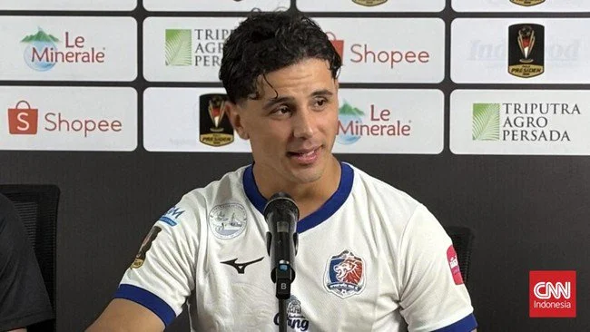 Gelak Tawa Warnai Jumpa Pers Bruno Moreira soal Persebaya vs Port FC
