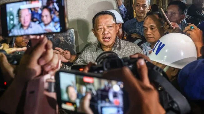 Mantan Jaksa Agung Muda Bidang Tindak Pidana Khusus Febrie Adriansyah (tengah) menjawab pertanyaan wartawan seusai menjalani pemeriksaan di Kejaksaan Agung, Jakarta, Jumat (24/7/2026). [ANTARA FOTO/Darryl Ramadhan/sgd]