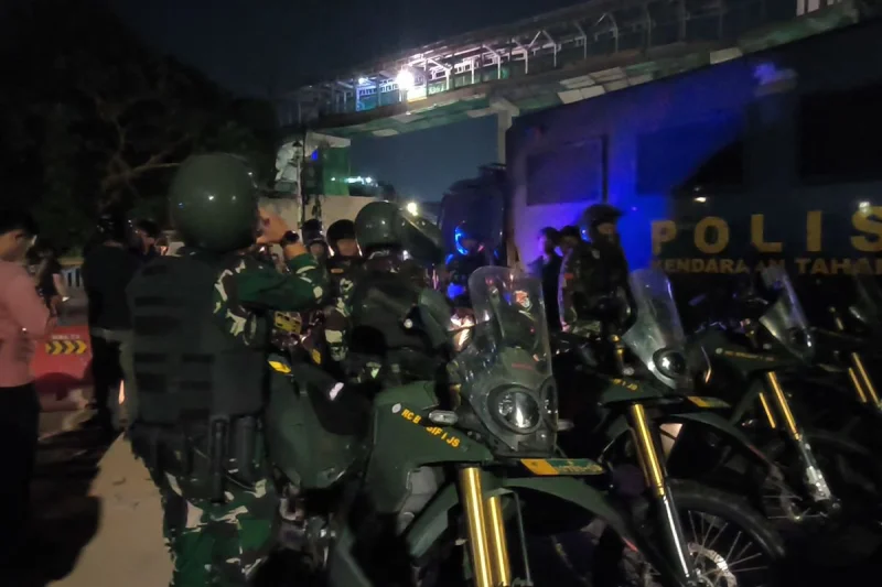 Polisi Bersiaga di Lokasi Bentrok Berdarah di Jalan Tambak Menteng, Warga Belum Mau Bubar