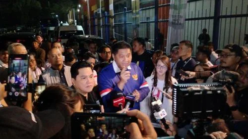 Maruarar Sirait dan Erick Thohir bangga pembukaan Piala Presiden 2026 berjalan sukses. (Foto: Cikal Bintang/Okezone)