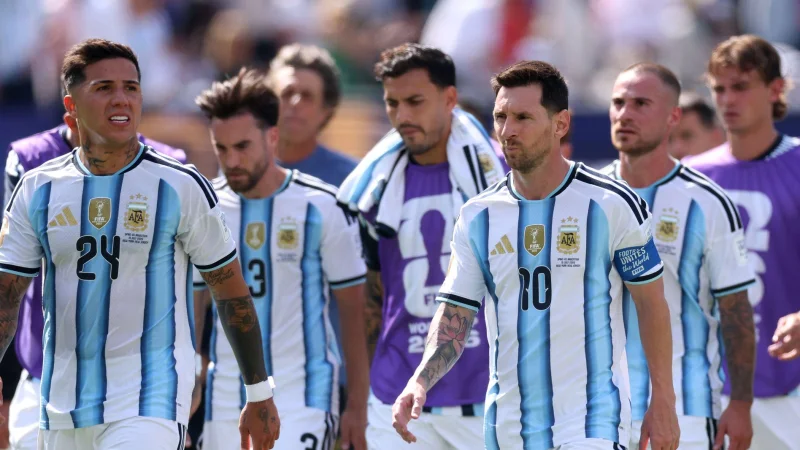 VIDEO: Hadiah spesial Piala Dunia dari Lionel Messi untuk skuad Argentina diungkap oleh Kelci-Rose Bowers, pacar Marco Senesi