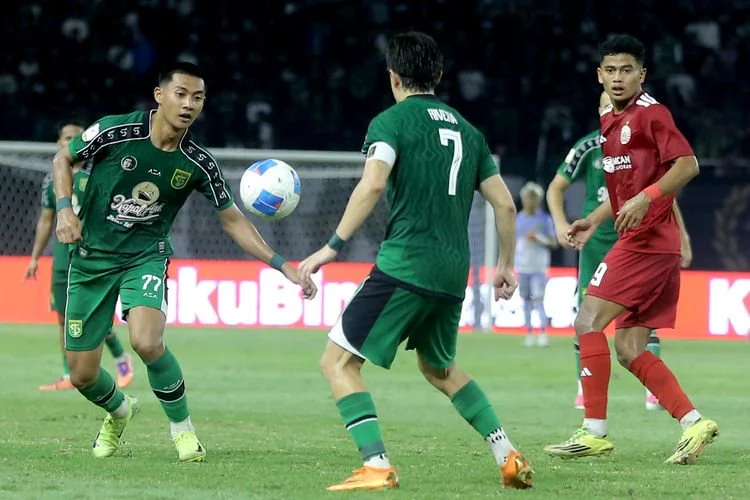 emain asing Persebaya Surabaya vs Persija Jakarta berebut bola saat laga pertama babak penyisihan Grup B Piala Presiden 2026 yang berakhir dengan skor 1-0 di Stadion Gelora Bung Tomo Surabaya, Minggu (26/7/2026) malam.