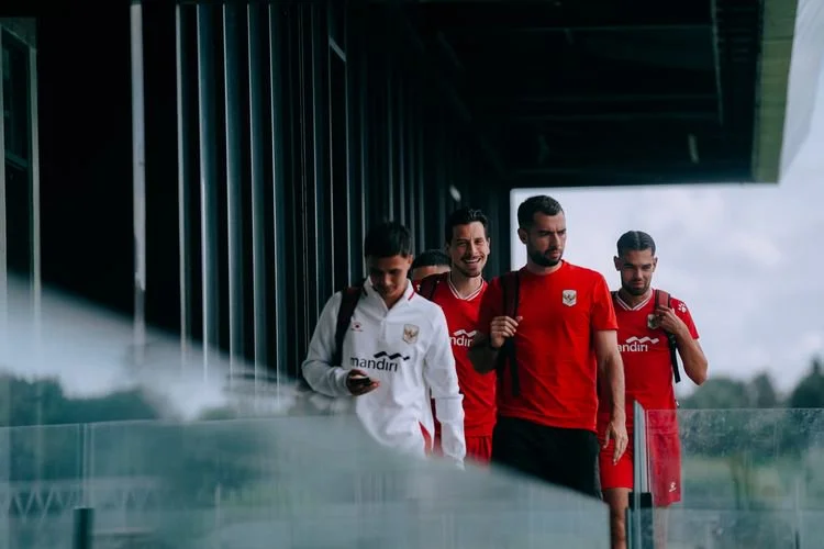 Pemain timnas Indonesia Eliano Reijnders, Thom Haye, Jordi Amat dan Jens Raven bersiap untuk latihan bersama untuk mempersiapakan mengarungi ASEAN Championship 2026 di Bali United Training Center Pantai Purnama Gianyar, Bali.