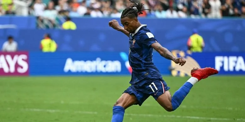 Penyerang timnas Perancis, Michael Olise, menembak bola saat pertandingan perebutan tempat ketiga Piala Dunia 2026 antara Prancis dan Inggris di Stadion Miami, Miami, pada 18 Juli 2026.