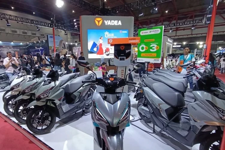Booth motor listrik Yadea di PRJ 2026
