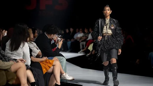 Sebanyak 5 brand dan desainer memamerkan karya busana usai mengikuti program Pintu Incubator. Mereka telah melalui rangkaian kelas, mentoring, evaluasi, dan kurasi hingga berkesempatan mempresentasikan koleksi di JF3 Fashion Festival 2026.