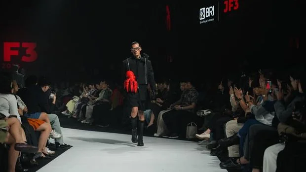 Sebanyak 5 brand dan desainer memamerkan karya busana usai mengikuti program Pintu Incubator. Mereka telah melalui rangkaian kelas, mentoring, evaluasi, dan kurasi hingga berkesempatan mempresentasikan koleksi di JF3 Fashion Festival 2026.