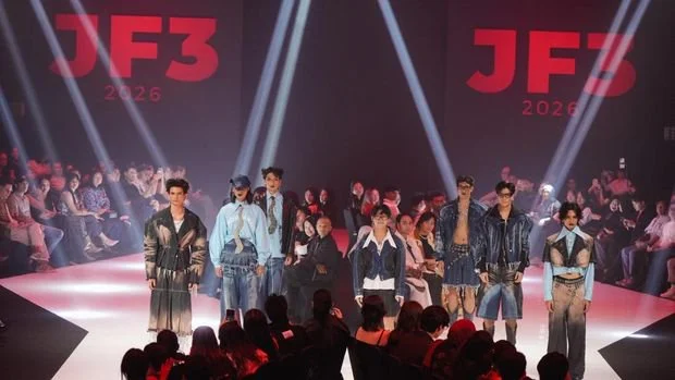 Sebanyak 5 brand dan desainer memamerkan karya busana usai mengikuti program Pintu Incubator. Mereka telah melalui rangkaian kelas, mentoring, evaluasi, dan kurasi hingga berkesempatan mempresentasikan koleksi di JF3 Fashion Festival 2026.