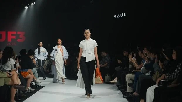 Sebanyak 5 brand dan desainer memamerkan karya busana usai mengikuti program Pintu Incubator. Mereka telah melalui rangkaian kelas, mentoring, evaluasi, dan kurasi hingga berkesempatan mempresentasikan koleksi di JF3 Fashion Festival 2026.