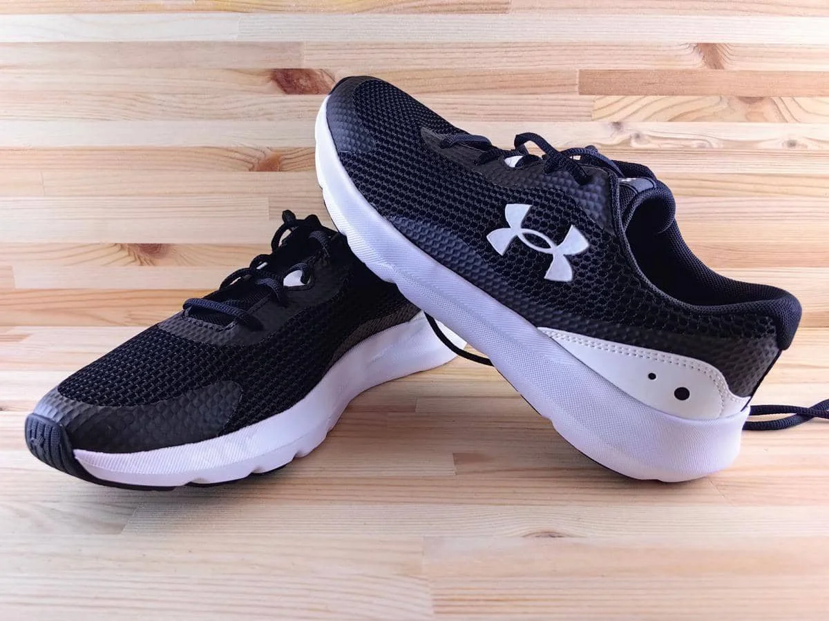 ilustrasi sepatu Under Armour 