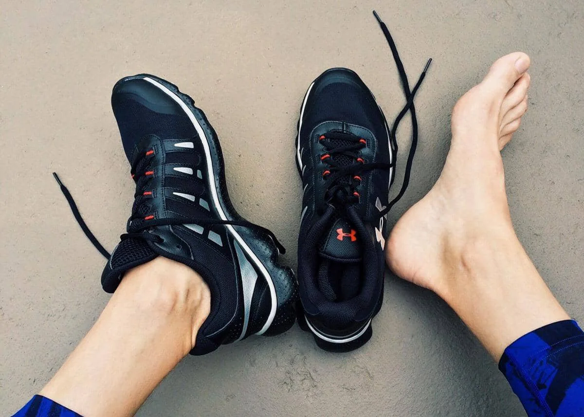 ilustrasi sepatu Under Armour 