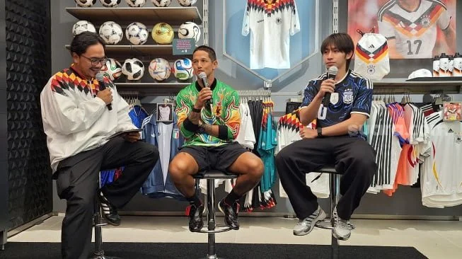 Legenda Timnas Indonesia Irfan Bachdim dan Wonderkid Persija Jakarta Arlyansyah Abdulmanan (Suara.com/Adie Prasetyo Nugraha).