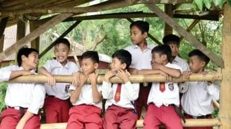 Ketika Negara Lebih Sibuk Memberi Makan daripada Pastikan Anak Bisa Belajar