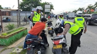CEK FAKTA: Ban Motor Gundul Ditilang Bakal Didenda Rp250 Ribu, Benarkah?