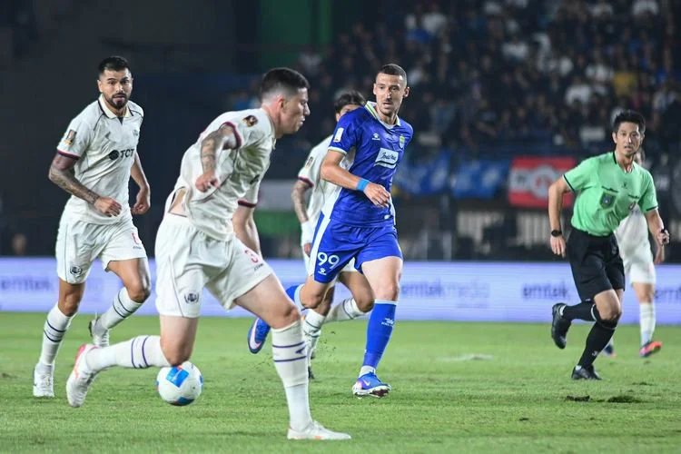 Aksi penyerang anyar Persib Bandung Balsa Sekulic menerobos masuk ke dalam pertahanan Arema FC pada laga pembuka Piala Presiden 2026, Sabtu (25/7/2026) di Si Jalak Harupat, Soreang, Kabupaten Bandung. 