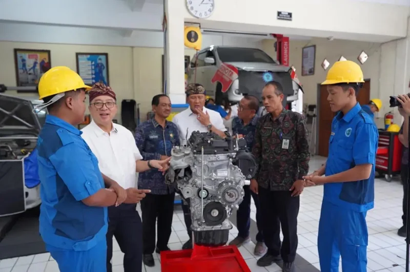 TMMIN Perluas Program Vokasi ke Bali, Donasikan Mesin Kendaraan ke SMK