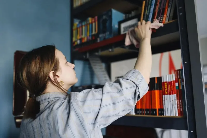 Cara Efektif Membersihkan Rak Buku, Cegah Debu Menumpuk!