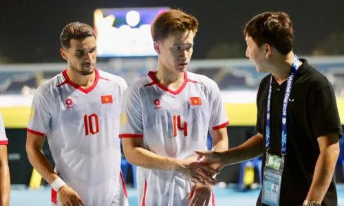 Kim Sang-sik bersama Timnas Vietnam di Piala AFF 2026. (Foto: VFF)