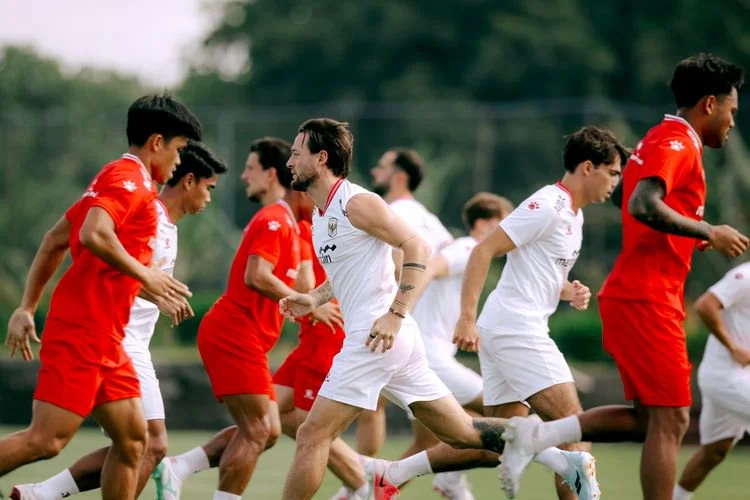 Pemain Persib Bandung Marc Klok latihan bersama timnas Indonesia untuk mempersiapakan mengarungi ASEAN Championship 2026 di Bali United Training Center Pantai Purnama Gianyar, Bali.