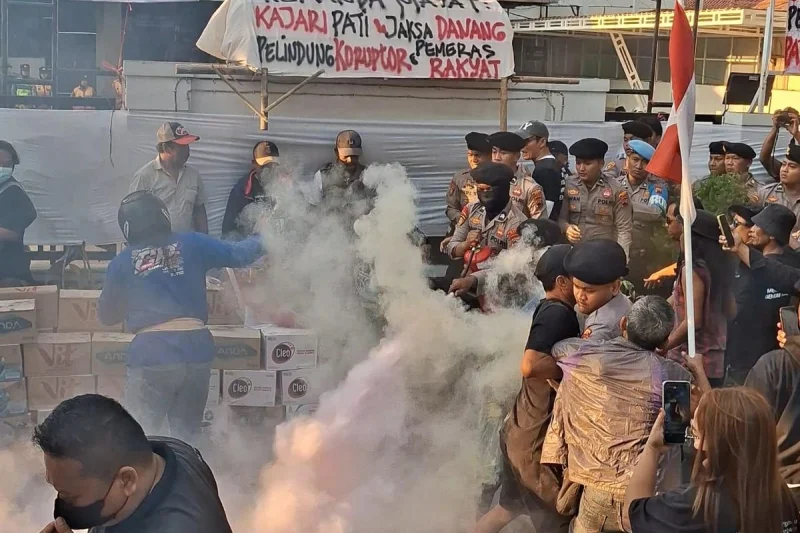 Bawa Isu Oknum Jaksa "Jual Beli" Vonis, Aksi Massa di Kejari Pati Diwarnai Bentrok Saling Dorong