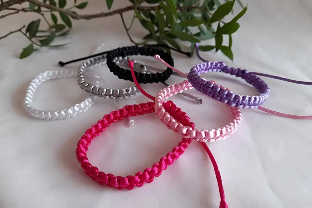 Cara membuat gelang persahabatan yang unik dari tali satin