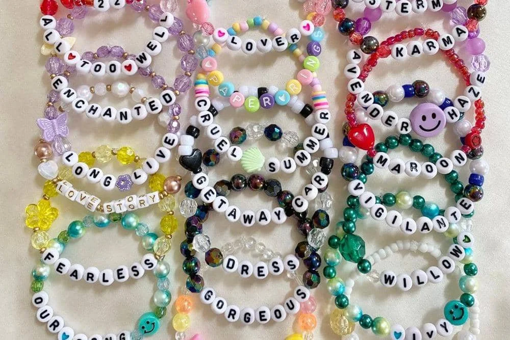 Cara membuat gelang persahabatan yang unik dari tali karet