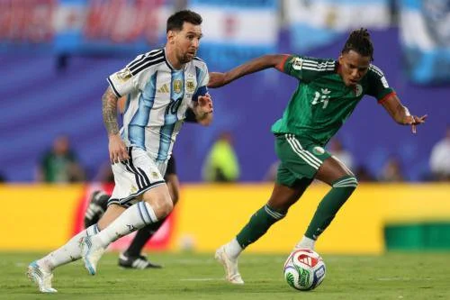 Lionel Messi beraksi di laga Timnas Argentina vs Timnas Aljazair (Foto: X/@Argentina)