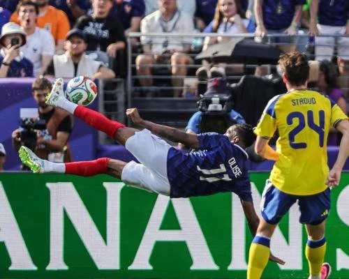 Playmaker Prancis Michael Olise salto saat melawan Swedia di Piala Dunia 2026 (IG/@equipedefrance)