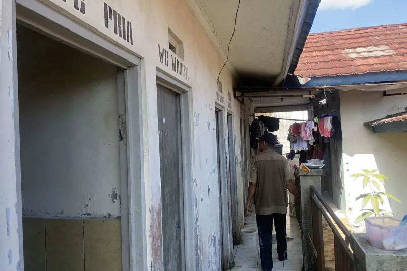 Di Jakarta yang Serba Modern, Sebagian Warganya Masih Bergantung MCK Umum