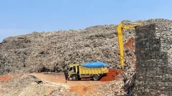 Cegah Ledakan Sampah Saat Kemarau, DLH dan Damkar Tangsel Kolaborasi Semprot TPA Cipeucang