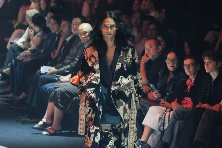 Mickhael Nana x Beatrice Angelica membawakan koleksi GARUDA pada BRI JF3 Fashion Festival 2026, Kamis (23/7/2026) di JF3 Fashion Tent, Summarecon Mall Kelapa Gading