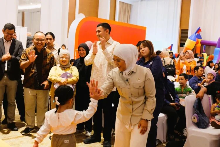 Menteri Komunikasi dan Digital Republik Indonesia Meutya Viada Hafid bersama sang buah hati hadir di salah satu booth permainan yang digelar oleh Betadine Indonesia dalam agenda Festival Generasi Exploring di Cibis Park, Jakarta Selatan, Sabtu (25/7/2026).