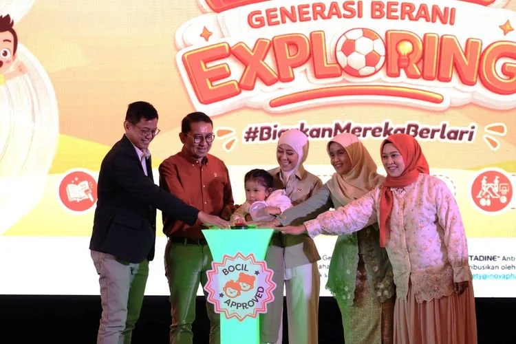 (Kiri ke kanan) Country Head iNova Pharmaceuticals Indonesia Benyamin Wuisan, Menteri Budaya Republik Indonesia Fadli Zon, Menteri Komunikasi dan Digital Republik Indonesia Meutya Viada Hafid, dokter spesialis anak dan konsultan tumbuh kembang pediatri sosial Prof Dr dr Rini Sekartini Sp A(K), Founder MoM Academy (MoMA) dan perwakilan komunitas orangtua Widya Safitri dalam prosesi seremonial peluncuran Buku Saku Generasi Berani Exploring yang dilaksanakan dalam rangka memperingati Hari Anak Nasional 2026 di Cibis Park, Jakarta Selatan, Sabtu (25/7/2026). 