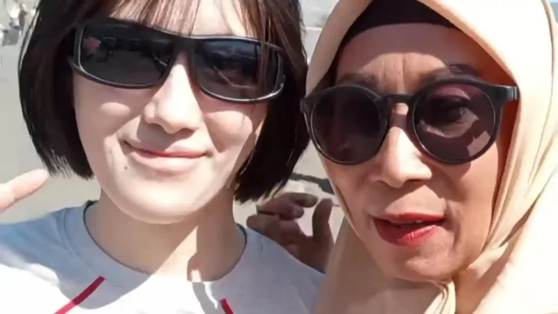 Liburan ke Bromo, Emak-emak ini Ajak Turis Asing Ngobrol Sampai Keceplosan Bahasa Madura