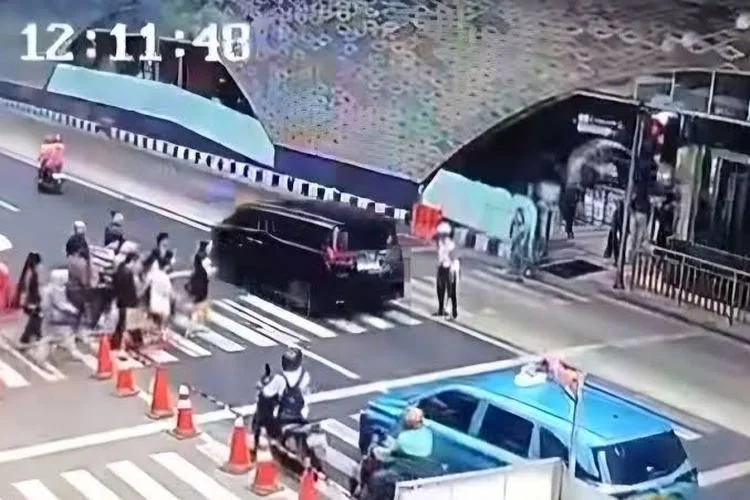 Momen mobil Toyota Alphard yang dikendarai polisi bernama Brigadir Raka Putra Wibawa menerobos lampu merah dan terlibat cekcok dengan seorang satpam di kawasan Bundaran HI, Jakarta Pusat, Rabu (22/7/2026)