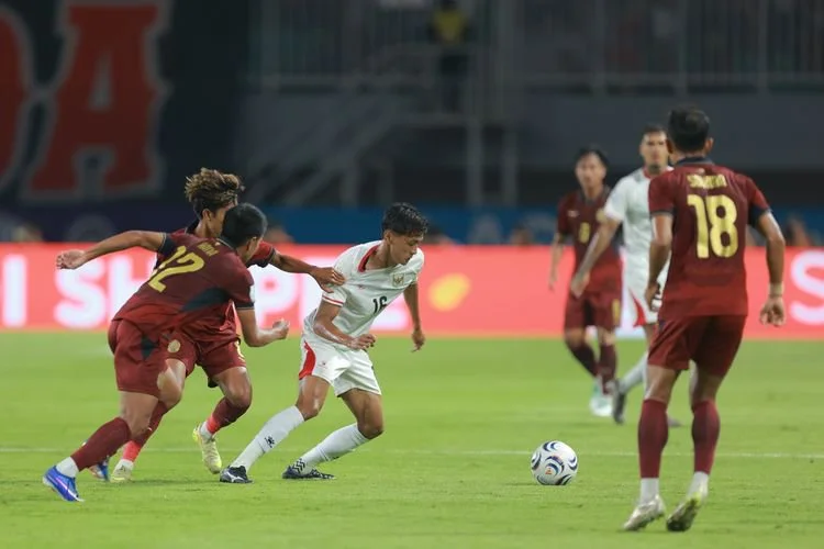 Pemain timnas Indonesia berebut bola dengan pemain timnas Kamboja dalam pertandingan ASEAN Championship 2026 di Stadion Stadion Pakansari, Cibinong, Kabupaten Bogor, Senin (27/7/2026).